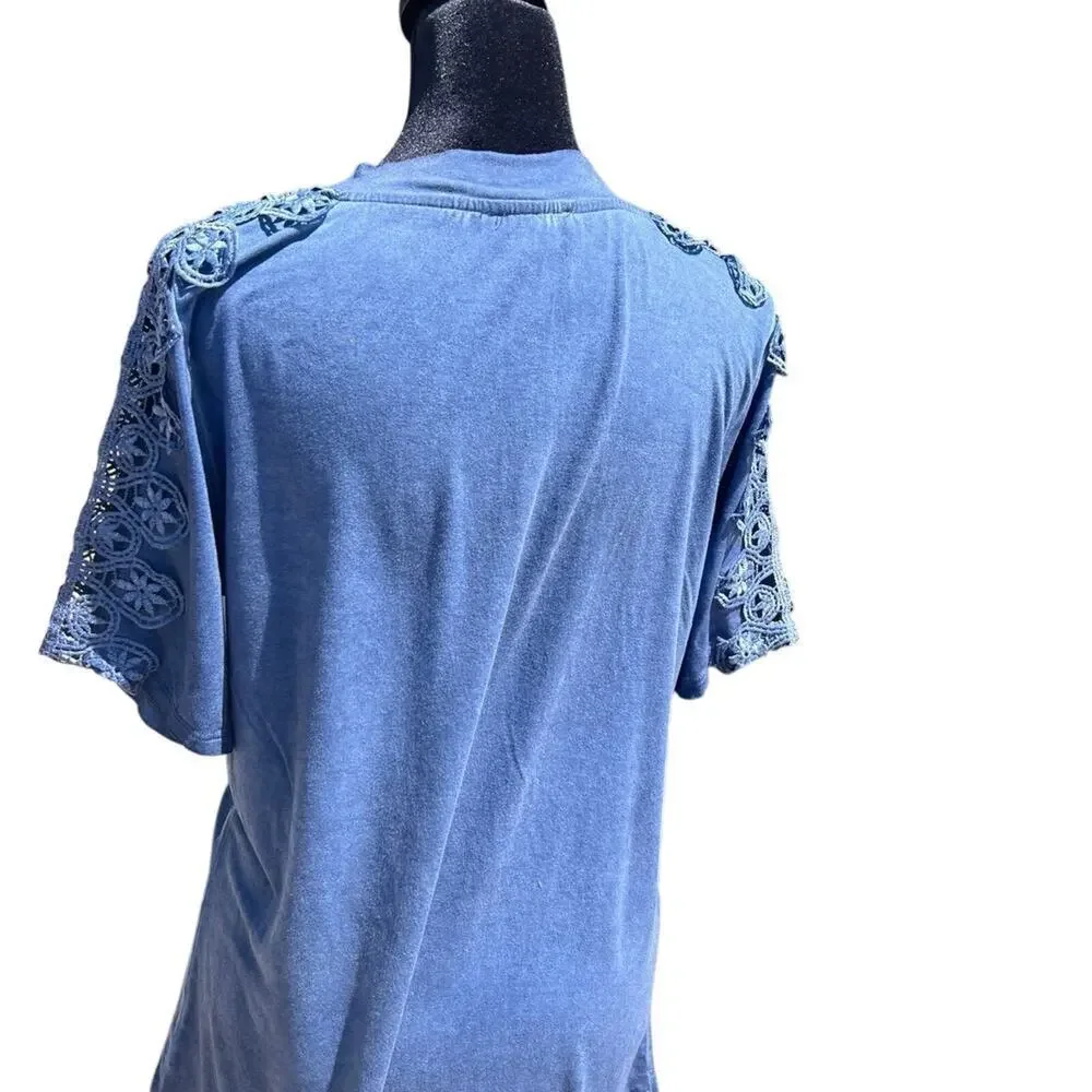 New Directions Women’s M top, blue with embroidery on sleeves